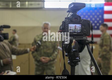 Brig. Gen. Robert S. Cooley, Jr., Kommandierender General des 353 zivilen Angelegenheiten Befehl, einer von vier Armee-reserve zivilen Angelegenheiten Befehle. Führen Sie Interviews während der 21. jährlichen Randy Oler Memorial Betrieb Spielzeug Fallen, bewirtet durch die US-Armee die zivilen Angelegenheiten & psychologische Operations Command (Airborne), Nov. 30, 2018 Papst Feld, North Carolina. Betrieb Spielzeug Drop ist der weltweit größte kombinierten Betrieb mit elf Partner nation Fallschirmjäger teilnehmenden und Soldaten erlaubt, die Möglichkeit, auf ihren militärischen beruflichen Spezialgebiet zu trainieren, pflegen ihre Bereitschaft, aus der Luft und geben Stockfoto