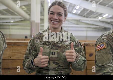 Us-Armee Cpt. Monica Notzon, der 503Rd Militärpolizei Bataillon, gewann einen Sitz im Ausland springen Flügel während einer Lotterie, an der 21. jährlichen Randy Oler Memorial Betrieb Spielzeug Drop gehalten wurde empfangen, bewirtet durch die US-Armee die zivilen Angelegenheiten & psychologische Operations Command (Airborne), Nov. 30, 2018 Papst Feld, North Carolina. Betrieb Spielzeug Drop ist der weltweit größte kombinierten Betrieb mit elf Partner nation Fallschirmjäger teilnehmenden und Soldaten erlaubt, die Möglichkeit, auf ihren militärischen beruflichen Spezialgebiet zu trainieren, pflegen ihre Bereitschaft, in die Luft und wieder zurück in die lokale Com geben Stockfoto