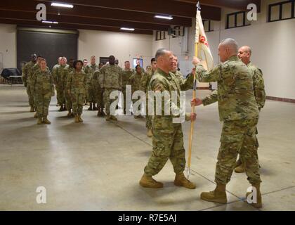 Brigadegeneral Thomas Blackstock, Kommandeur der 78th Truppe der Georgia Army National Guard Befehl überträgt die guidon Der 122 taktische Unterstützung die Loslösung von der scheidenden Kommandeur, Oberst Alan Alexander, um eingehende Kommandeur, Oberstleutnant Lucas Reis während einer Änderung des Befehls Zeremonie am Ton National Guard Zentrum in Marietta, GA. Dez. 2, 2018. Stockfoto