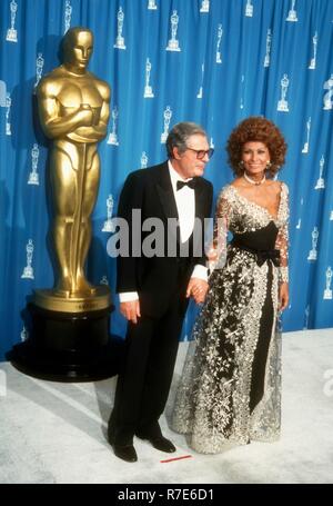 LOS ANGELES, Ca - 29. März: Schauspieler Marcello Mastroianni und Schauspielerin Sophia Loren die 65. jährlichen Academy Awards am 29. März 1993 teilnehmen im Dorothy Chandler Pavilion in Los Angeles, Kalifornien. Foto von Barry King/Alamy Stock Foto Stockfoto