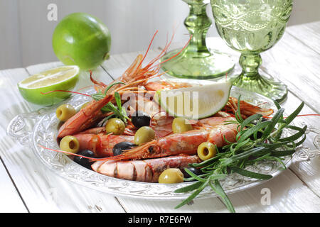 Langustinen mit Kalk und Weißwein Stockfoto