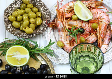 Langustinen mit Kalk und Weißwein Stockfoto