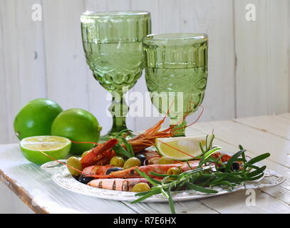Langustinen mit Kalk und Weißwein Stockfoto
