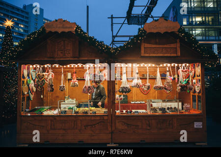 Berlin, den 25. Dezember 2017: Verkauf von Süßigkeiten und traditionellen Lebkuchen am Abend auf dem Weihnachtsmarkt in Berlin. Dekoriert. Stockfoto