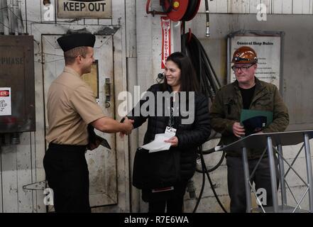 SEATTLE (31. 5, 2018) Feuer 1. Klasse Nicholas Besheer Controlman empfängt das Leben Ring Award von Elizabeth Kosa, Washington State Ferries (WSF) Stabschef. Besheer erhielt den Preis für seine lebensrettende Aktionen im November durch die HLW durchführen und mit einem automatisierten externen Defibrillator auf einem WSF Mitarbeiter, Dave Bennett, der Leiden von Herzstillstand war. Stockfoto