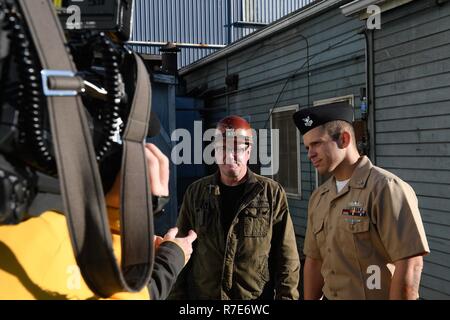 SEATTLE (31. 5, 2018) Feuer 1. Klasse Nicholas Besheer Controlman und Billy Ray Brittain, Vigor Industrial Werft Safety Manager, sind nach Erhalt des Lebens Ring Award aus Washington State Ferries interviewt. Besheer und Brittain erhielt die Auszeichnung für ihre lebensrettende Aktionen im November durch die HLW durchführen und mit einem automatisierten externen Defibrillator auf WSF Mitarbeiter Dave Bennett, der Leiden von Herzstillstand war. Stockfoto