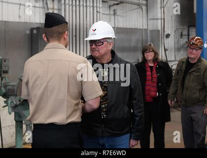 SEATTLE (31. 5, 2018) Feuer 1. Klasse Nicholas Besheer Controlman schüttelt Hände mit Dave Bennett, ein Washington State Ferries (WSF) Mitarbeiter, deren Leben er während des vorhergehenden Monats gespeichert. Besheer erhalten das Leben Ring Award von WSF für seine lebensrettende Maßnahmen durch die HLW durchführen und mit einem automatisierten externen Defibrillator auf Bennett, die Leiden, Herzstillstand war. Stockfoto