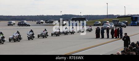 Die örtliche Polizei nimmt als eine erweiterte motorcade, Joint Base Andrews, Maryland, Dez. 05, 2018. Fast 4.000 Militär- und civillian Personal aus über alle Niederlassungen der Streitkräfte, einschließlich der Reserve und der National Guard Komponenten, bieten Unterstützung bei der feierlichen Staatsbegräbnis von George H.W. Bush, der 41. Präsident der Vereinigten Staaten. (DoD Stockfoto