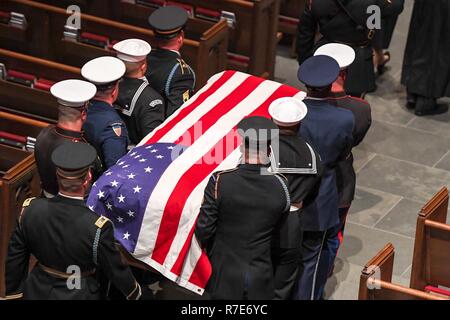 Us-Mitglieder George H. W. Bush's Sarg auf der Isle Saint Martin's Episcopal Church, Houston, Texas, Dez. 5, 2018. Fast 4.000 militärische und zivile Personal aus über alle Niederlassungen der US-Streitkräfte, zeremonielle Unterstützung bei der Beerdigung von George H. W. Bush, der 41. Präsident der Vereinigten Staaten. Stockfoto