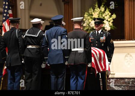 Eine militärische Ehrengarde legt die Schatulle des ehemaligen Präsidenten George H.W. Bush auf der Kanzel von St. Martin's Episcopal Kirche während der staatsbegräbnis in Houston, Texas, Dez. 5, 2018. Fast 4.000 militärische und zivile Personal aus über alle Niederlassungen der US-Streitkräfte, einschließlich der Reserve und der National Guard Komponenten, sofern zeremoniellen Unterstützung bei der Beerdigung von George H. W. Bush, der 41. Präsident der Vereinigten Staaten. Stockfoto