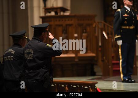 Zwei Houston Polizisten Pause ein begrüssen zu Ehren des ehemaligen Präsidenten George H.W. Bush bei St. Martin's Episcopal Kirche während der staatsbegräbnis in Houston, Texas, Dez. 5, 2018 machen. Fast 4.000 militärische und zivile Personal aus über alle Niederlassungen der US-Streitkräfte, einschließlich der Reserve und der National Guard Komponenten, sofern zeremoniellen Unterstützung bei der Beerdigung von George H. W. Bush, der 41. Präsident der Vereinigten Staaten. Stockfoto
