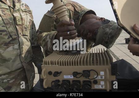 Us-Armee SPC. Kaloni Johnson, ein System Operator und Betreuer mit dem 50Th Expeditionary Signal Battalion, montiert ein Tampa Mikrowelle Sat-Schüssel in Camp Arifjan, Kuwait, Dez. 5, 2018. Ein Team von Soldaten aus den 50 ESB ist das Testen der Mobilität und Fähigkeiten Ihrer neuen Ausrüstung an Standorten auf der ganzen Welt. Stockfoto