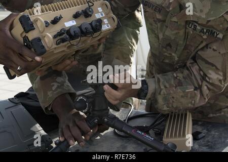 Us-Armee Soldaten der 50th Expeditionary Signal Battalion, montieren Sie eine Tampa Mikrowelle Sat-Schüssel in Camp Arifjan, Kuwait, Dez. 5, 2018. Ein Team von Soldaten aus den 50 ESB ist das Testen der Mobilität und Fähigkeiten Ihrer neuen Ausrüstung an Standorten auf der ganzen Welt. Stockfoto