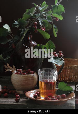 Tinktur von Weißdorn auf einem Holztisch Stockfoto