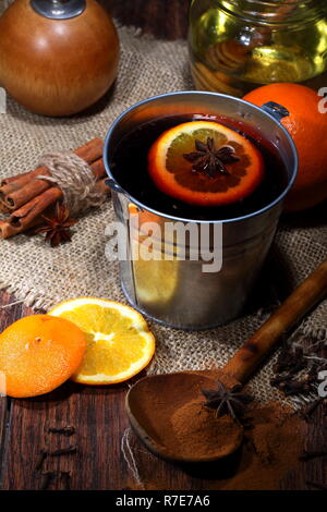 Glühwein - ein Getränk mit rotem Wein gemacht Stockfoto
