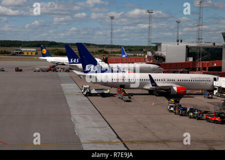 Flugzeuge an den Terminals am Flughafen Arlanda Stockfoto