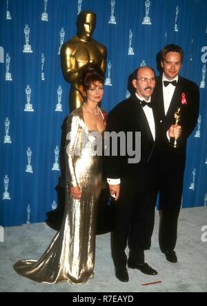 LOS ANGELES, Ca - 29. März: Schauspielerin Susan Sarandon, Herausgeber Joel Cox und Schauspieler Tim Robbins die 65. jährlichen Academy Awards am 29. März 1993 teilnehmen im Dorothy Chandler Pavilion in Los Angeles, Kalifornien. Foto von Barry King/Alamy Stock Foto Stockfoto