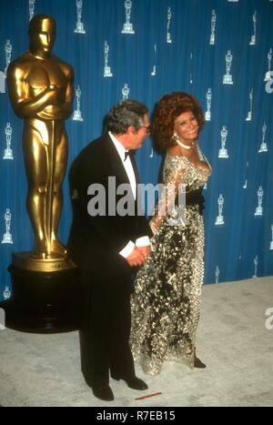 LOS ANGELES, Ca - 29. März: Schauspieler Marcello Mastroiannii und Schauspielerin Sophia Loren die 65. jährlichen Academy Awards am 29. März 1993 teilnehmen im Dorothy Chandler Pavilion in Los Angeles, Kalifornien. Foto von Barry King/Alamy Stock Foto Stockfoto