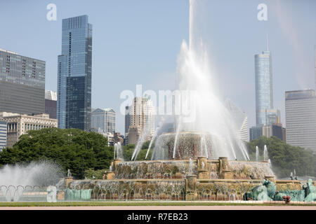 Die Skyline von Chicago Blick von Grant Park mit Buckingham Fountain im Vordergrund. Stockfoto