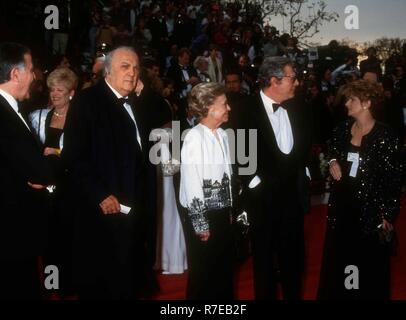 LOS ANGELES, Ca - 29. März: Regisseur Federico Fellini und Schauspieler Marcello Mastroianni die 65. jährlichen Academy Awards am 29. März 1993 teilnehmen im Dorothy Chandler Pavilion in Los Angeles, Kalifornien. Foto von Barry King/Alamy Stock Foto Stockfoto