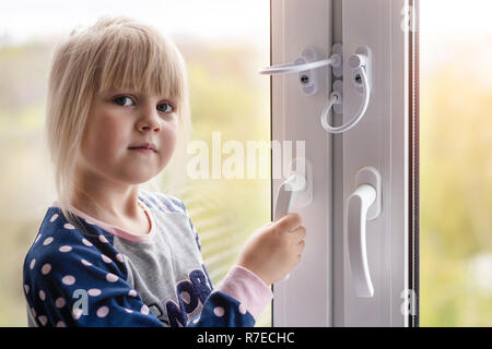 Kinderfensterschutzschloss. Kabelschutzgitter verhindern das