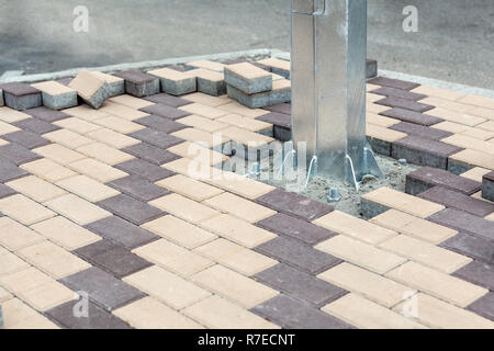 Neue Edelstahl elektrische Pole Installation. Beton Stein Pflasterung Flagge. Öffentliche Fußgängerzone Renovierung. Lamdcaping und Renovierung der Gehweg Zone in Stockfoto
