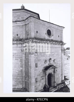 Marken Macerata Visso Santuario di Macereto, dies ist mein Italien, die italienische Land der visuellen Geschichte, Exterieur Fotos von Tempel und andere Gebäude in das Heiligtum komplex. Tempel ist im Stil von Bramante, sondern wurde von Giovanni Battista da Lugano konzipiert. Es gibt viele Fotos von den äußeren architektonischen Details. Innenraum Fotos zeigen die Gewölbe und Kuppel sowie die 'Tempietto" oder baldacchino im klassischen Stil, Unter der Kuppel steht. Stockfoto