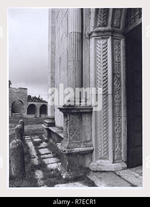 Marken Macerata Visso Santuario di Macereto, dies ist mein Italien, die italienische Land der visuellen Geschichte, Exterieur Fotos von Tempel und andere Gebäude in das Heiligtum komplex. Tempel ist im Stil von Bramante, sondern wurde von Giovanni Battista da Lugano konzipiert. Es gibt viele Fotos von den äußeren architektonischen Details. Innenraum Fotos zeigen die Gewölbe und Kuppel sowie die 'Tempietto" oder baldacchino im klassischen Stil, Unter der Kuppel steht. Stockfoto