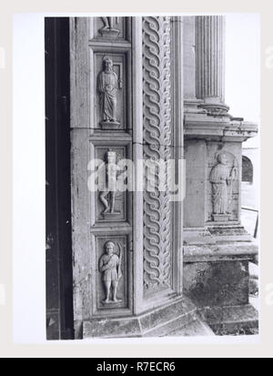 Marken Macerata Visso Santuario di Macereto, dies ist mein Italien, die italienische Land der visuellen Geschichte, Exterieur Fotos von Tempel und andere Gebäude in das Heiligtum komplex. Tempel ist im Stil von Bramante, sondern wurde von Giovanni Battista da Lugano konzipiert. Es gibt viele Fotos von den äußeren architektonischen Details. Innenraum Fotos zeigen die Gewölbe und Kuppel sowie die 'Tempietto" oder baldacchino im klassischen Stil, Unter der Kuppel steht. Stockfoto