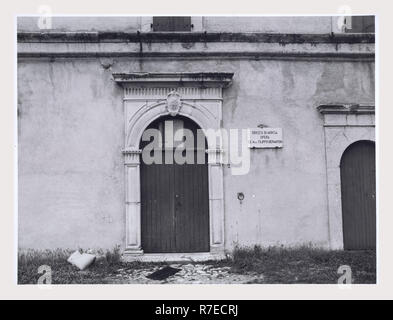 Marken Macerata Visso Santuario di Macereto, dies ist mein Italien, die italienische Land der visuellen Geschichte, Exterieur Fotos von Tempel und andere Gebäude in das Heiligtum komplex. Tempel ist im Stil von Bramante, sondern wurde von Giovanni Battista da Lugano konzipiert. Es gibt viele Fotos von den äußeren architektonischen Details. Innenraum Fotos zeigen die Gewölbe und Kuppel sowie die 'Tempietto" oder baldacchino im klassischen Stil, Unter der Kuppel steht. Stockfoto