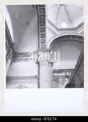 Marken Macerata Visso Santuario di Macereto, dies ist mein Italien, die italienische Land der visuellen Geschichte, Exterieur Fotos von Tempel und andere Gebäude in das Heiligtum komplex. Tempel ist im Stil von Bramante, sondern wurde von Giovanni Battista da Lugano konzipiert. Es gibt viele Fotos von den äußeren architektonischen Details. Innenraum Fotos zeigen die Gewölbe und Kuppel sowie die 'Tempietto" oder baldacchino im klassischen Stil, Unter der Kuppel steht. Stockfoto