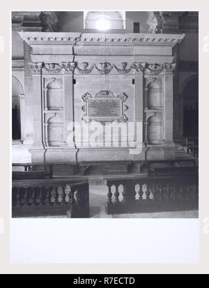 Marken Macerata Visso Santuario di Macereto, dies ist mein Italien, die italienische Land der visuellen Geschichte, Exterieur Fotos von Tempel und andere Gebäude in das Heiligtum komplex. Tempel ist im Stil von Bramante, sondern wurde von Giovanni Battista da Lugano konzipiert. Es gibt viele Fotos von den äußeren architektonischen Details. Innenraum Fotos zeigen die Gewölbe und Kuppel sowie die 'Tempietto" oder baldacchino im klassischen Stil, Unter der Kuppel steht. Stockfoto