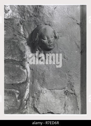 Abruzzen Pescara Castel Castagna S.Maria di Ronzano, dies ist mein Italien, die italienische Land der visuellen Geschichte, mittelalterliche Architektur, architektonische Skulptur des 12. Jahrhunderts Fresken aus dem 12. Jahrhundert Taufbecken Objekte in Treasury? Vortragekreuz, reliquiar Schreine, silber Platte, hölzerne Statue der Jungfrau mit dem Kind nach der mittelalterlichen Skulptur des 13. Jahrhunderts, neu lackiert 17.Jh. Skulptur Fragmente Osterkerze, Fresken des Alten und Neuen Testaments Szenen einschließlich der Patriarchen und Christus in einer Mandorla. Stockfoto