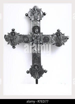 Abruzzen Pescara Castel Castagna S.Maria di Ronzano, dies ist mein Italien, die italienische Land der visuellen Geschichte, mittelalterliche Architektur, architektonische Skulptur des 12. Jahrhunderts Fresken aus dem 12. Jahrhundert Taufbecken Objekte in Treasury? Vortragekreuz, reliquiar Schreine, silber Platte, hölzerne Statue der Jungfrau mit dem Kind nach der mittelalterlichen Skulptur des 13. Jahrhunderts, neu lackiert 17.Jh. Skulptur Fragmente Osterkerze, Fresken des Alten und Neuen Testaments Szenen einschließlich der Patriarchen und Christus in einer Mandorla. Stockfoto