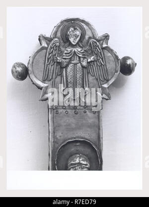 Abruzzen Pescara Castel Castagna S.Maria di Ronzano, dies ist mein Italien, die italienische Land der visuellen Geschichte, mittelalterliche Architektur, architektonische Skulptur des 12. Jahrhunderts Fresken aus dem 12. Jahrhundert Taufbecken Objekte in Treasury? Vortragekreuz, reliquiar Schreine, silber Platte, hölzerne Statue der Jungfrau mit dem Kind nach der mittelalterlichen Skulptur des 13. Jahrhunderts, neu lackiert 17.Jh. Skulptur Fragmente Osterkerze, Fresken des Alten und Neuen Testaments Szenen einschließlich der Patriarchen und Christus in einer Mandorla. Stockfoto