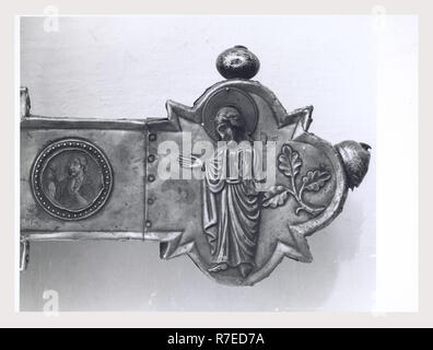 Abruzzen Pescara Castel Castagna S.Maria di Ronzano, dies ist mein Italien, die italienische Land der visuellen Geschichte, mittelalterliche Architektur, architektonische Skulptur des 12. Jahrhunderts Fresken aus dem 12. Jahrhundert Taufbecken Objekte in Treasury? Vortragekreuz, reliquiar Schreine, silber Platte, hölzerne Statue der Jungfrau mit dem Kind nach der mittelalterlichen Skulptur des 13. Jahrhunderts, neu lackiert 17.Jh. Skulptur Fragmente Osterkerze, Fresken des Alten und Neuen Testaments Szenen einschließlich der Patriarchen und Christus in einer Mandorla. Stockfoto