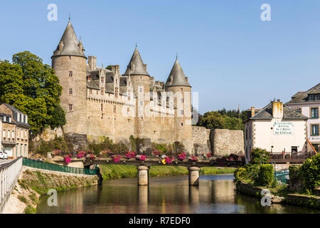 Josselin, Frankreich. Blick auf die Burg Befestigungsanlagen und die Altstadt mit dem Fluss Oust und dem Schloss von Josselin Stockfoto