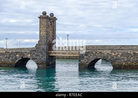 Brücke mit Schloss die Türen (Puente de las Bolas) des Schlosses von Saint Gabriel (Castillo de San Gabriel) auf einer kleinen Insel im Atlantik in Arrecife Stockfoto