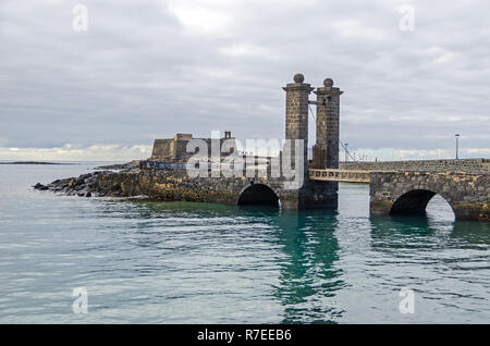 Schloss von Saint Gabriel (Castillo de San Gabriel) und der Brücke mit Schloss Türen Puente de las Bolas auf einer kleinen Insel im Atlantik in Arrecife Stockfoto