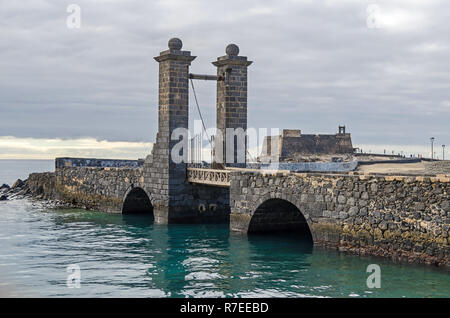 Schloss von Saint Gabriel (Castillo de San Gabriel) und der Brücke mit Schloss Türen Puente de las Bolas auf einer kleinen Insel im Atlantik in Arrecife Stockfoto