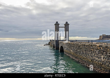 Brücke mit Schloss die Türen (Puente de las Bolas) des Schlosses von Saint Gabriel (Castillo de San Gabriel) auf einer kleinen Insel im Atlantik in Arrecife Stockfoto