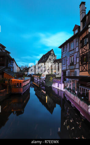 Panorama der Traditionellen elsässischen Fachwerkhäuser und Fluss Lauch in kleine Venedig Viertel, Altstadt von Colmar, Elsass, Frankreich Stockfoto