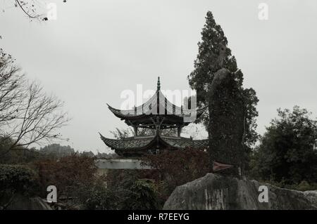 Isolierte chinesische Tempel in den Bergen (Yunnan, China) Stockfoto