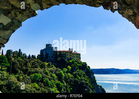 Das Schloss von Duino Blick von der alten Festung auf dem Meer Stockfoto