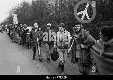 Anti-AKW und CND Unterstützer bilden eine Menschenkette außerhalb Greenham Common US Air Force Base, Berkshire, Karfreitag 1983. Stockfoto