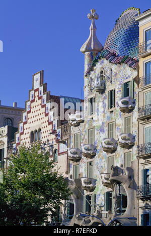 Zwei der Gebäude des Uneinigkeitsblocks in Barcelona, das Casa Amatller von Josep Puig i Cadafalch und das Batlló-Haus von Antonio Gaudi Stockfoto