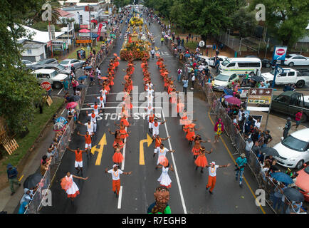 Free State, Südamerika. 8 Dez, 2018. Eine Blume schwebt Parade entlang der Straße in der Provinz von Südafrika, Dez. 8, 2018 gehalten wird. Die jährlichen Free State Flower Festival war hier am Samstag, während der Schwimmer mit 200.000 plus Blumen entlang der Straße mit Tänzern vorgeführt und lockte viele Besucher. Credit: Chen Cheng/Xinhua/Alamy leben Nachrichten Stockfoto