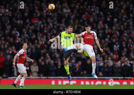 London, Großbritannien. 8. Dez 2018. Granit Xhaka von Arsenal und Laurent Depoitre von Huddersfield Town - Arsenal v Huddersfield Town, Premier League, Emirates Stadium, London (Holloway) - 8. Dezember 2018 Editorial nur verwenden - DataCo Einschränkungen gelten Credit: Spieltag Bilder begrenzt/Alamy Live NewsEditorial nur verwenden, eine Lizenz für die gewerbliche Nutzung erforderlich. Keine Verwendung in Wetten, Kredit: Spieltag Bilder begrenzt/Alamy leben Nachrichten Stockfoto