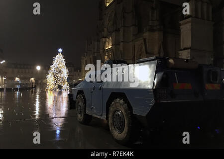 Bordeaux, Frankreich 8. Dez 2018. : Militärische armored Carrier in Plaza mit Weihnachtsbaum bei Protesten gelb Credit: sportpoint/Alamy leben Nachrichten Stockfoto