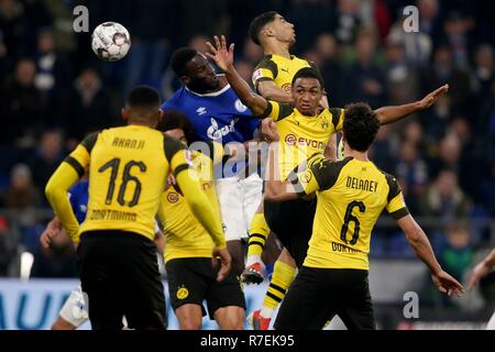 Gelsenkirchen, Deutschland. 08 Dez, 2018. firo: 08.12.2018 Fußball, 1.Bundesliga, Saison 2018/2019 FC Schalke 04 - BVB Borussia Dortmund Duelle, strafraum Aktion, Kopf Duell, Hamza MENDYL, FC Schalke 04, Abdou DIALLO, BVB Borussia Dortmund, Axel WITSEL, BVB Borussia Dortmund, | Verwendung der weltweiten Kredit: dpa/Alamy leben Nachrichten Stockfoto